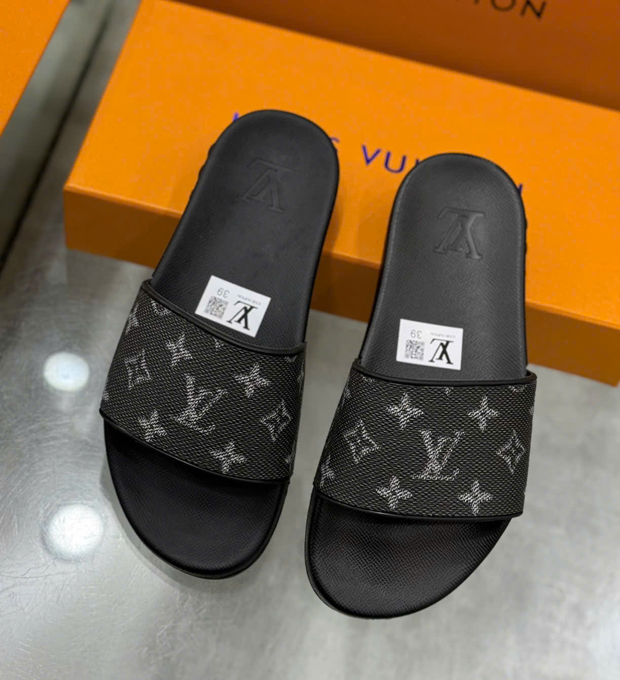 Dép lê quai ngang Louis Vuitton LV Đen họa tiết hoa vân logo LV Trắng nhòe viền nổi Like Auth on web fullbox bill thẻ DDT